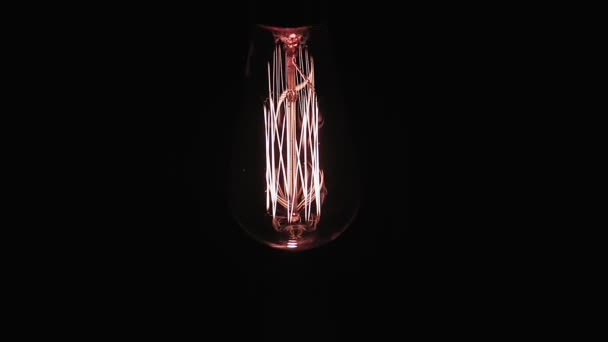 Una Lampada Incandescenza Tungsteno Uno Sfondo Nero Accende Spegne Piano — Video Stock
