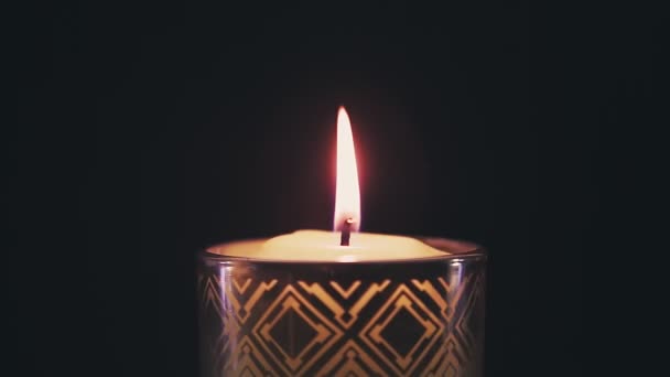 Палаюча свічка на чорному тлі обертається в колі . — стокове відео