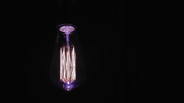 A lâmpada de filamento de tungstênio entra e desliga. Copiar o lugar — Vídeo de Stock