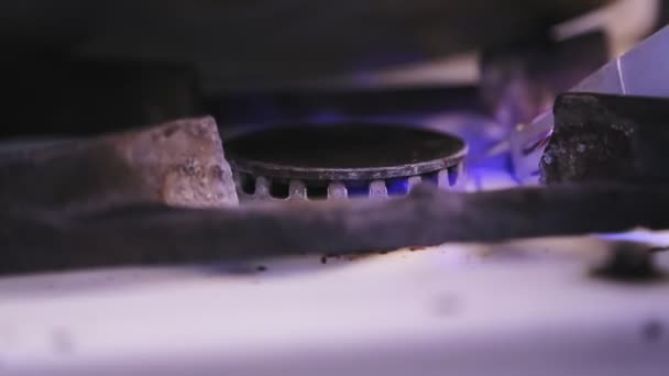 El quemador de gas se enciende con un encendedor eléctrico — Vídeos de Stock