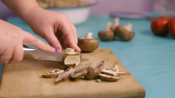 Жіноча рука на дерев'яній дошці вирізає виноградники ножем — стокове відео