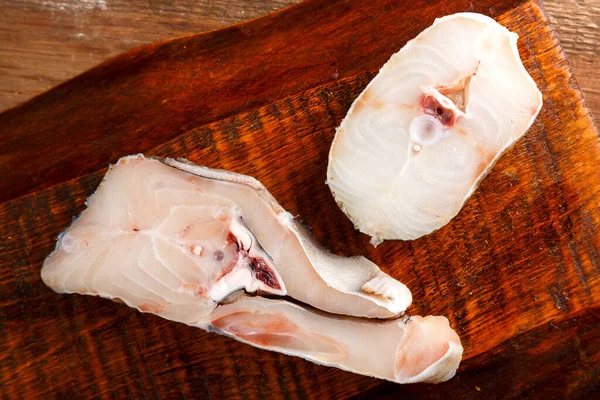 Tahtada taze balık bifteği..