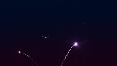 Kara gece gökyüzüne karşı patlayan yıldızlar.