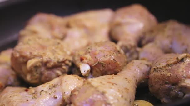 Κομμάτια από μπούτι κοτόπουλου τηγανίζονται σε ένα τηγάνι σε λάδι. — Αρχείο Βίντεο