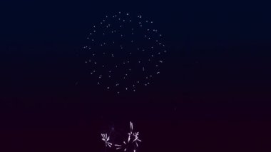 Kara gece gökyüzüne karşı patlayan yıldızlar.