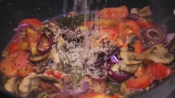 У сковороді з грибами та цибулею помідори наповнені рисом для розкладу — стокове відео
