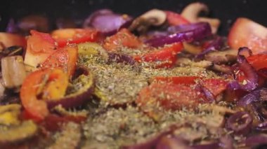 Baharat, mantar ve soğanlı kızartma tavasına dökülür.