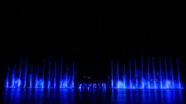 Geceleri bir su gösterisinde farklı renkte fıskiyelerle parıldıyor.