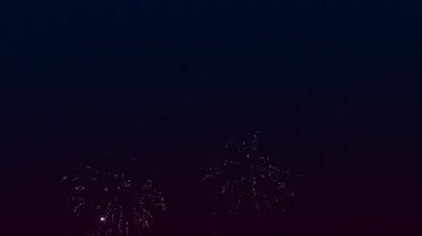 Mavi gümüş, kara gece gökyüzüne karşı ateşli havai fişekleri ateşler.