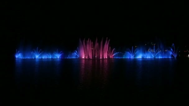 Bunte Fontänen auf dem Wasser vor dem Hintergrund des Nachthimmels in verschiedenen Kombinationen. — Stockvideo