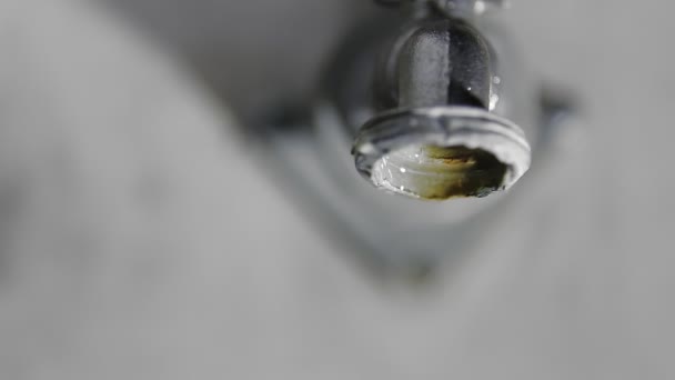 Grifo de agua con una fuga que gotea lentamente gotas de agua — Vídeos de Stock