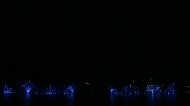 A show of fountains against the background of the night sky from the water multi-colored jets and combinations. — Stock Video