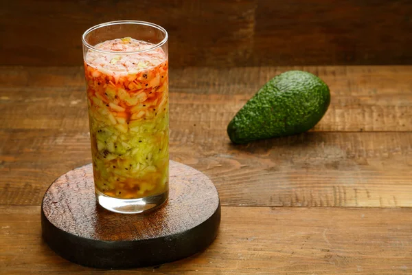 Bicchiere Frullati Cocktail Mele Kiwi Tavolo Legno Uno Stand Accanto — Foto Stock