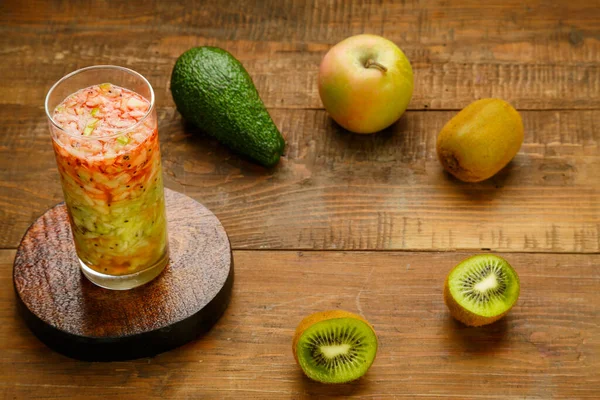 Bicchiere Frullati Cocktail Mele Kiwi Tavolo Legno Uno Stand Accanto — Foto Stock