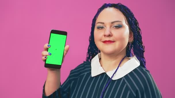Stylowa Brunetka Żydówka Niebieskimi Warkoczami Afro Tańczy Telefonem Rękach Zielonym — Wideo stockowe