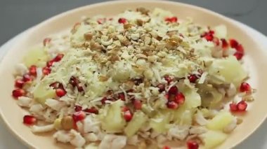 Ananaslı tavuk salatası, nar ve fındıklı lmonny dolgu dairesi şeklinde döner. Yakın plan.