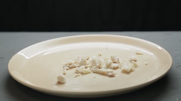 Filete Pollo Finamente Picado Vierte Plato Beige Plan Medio — Vídeos de Stock