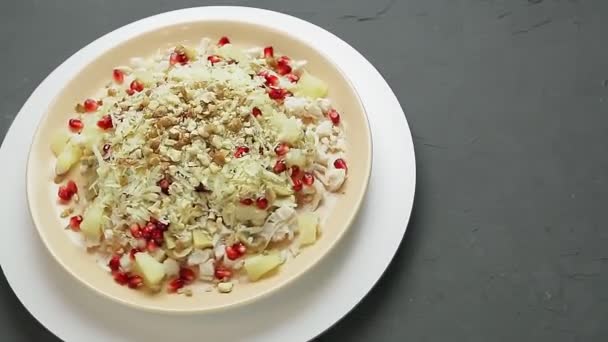 Ein Teller Salat Mit Huhn Ananas Granatapfel Und Nüssen Dreht — Stockvideo