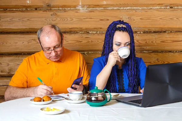 Одружена пара чоловік в окулярах і жінка з блакитними косами на столі працюють за комп'ютером разом . — стокове фото