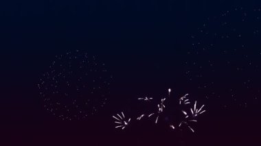 Mavi ve gümüş alevli havai fişekler kara gece gökyüzüne karşı