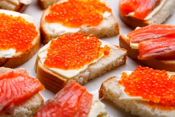 Bruschettes Com Manteiga Truta Caviar Vermelho Uma Placa Branca Close — Fotografia de Stock