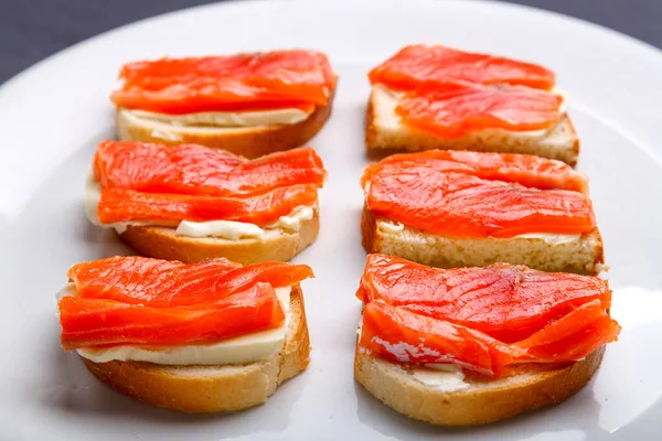 Bruschette Con Burro Trota Piatto Bianco Primo Piano Foto Orizzontale — Foto Stock