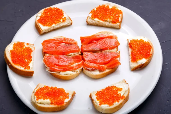 Escovas Com Manteiga Caviar Vermelho Truta Prato Branco Fotografia Horizontal — Fotografia de Stock