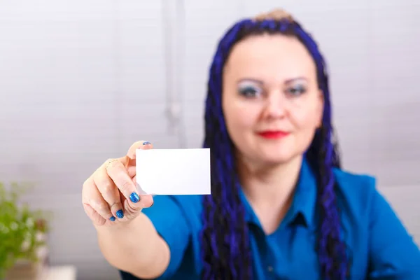 Eine Frau Büro Mit Blauen Afro Zöpfen Computer Bei Der — Stockfoto