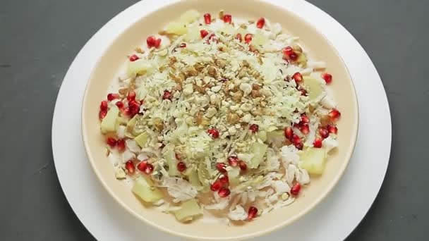 Ein Teller Salat Mit Huhn Ananas Granatapfel Und Nüssen Dreht — Stockvideo