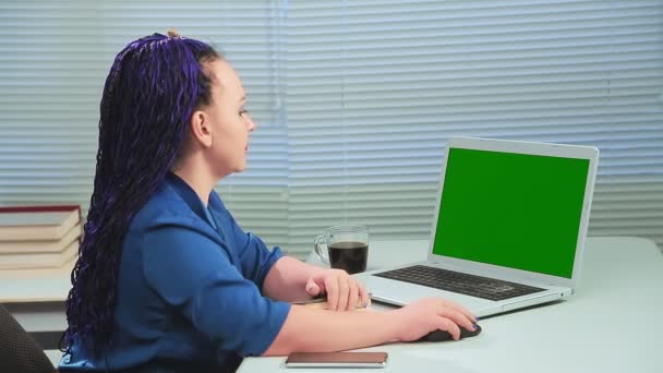 Frau mit blauen Afro-Zöpfen im Büro am Computer Grüner Bildschirm arbeitet mit Informationen — Stockvideo