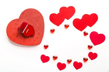 Sevgililer günü için farklı boyutlarda kırmızı kalpler beyaz arka planda cam kalpler ve yüzüklü bir kutu. Yatay fotoğraf