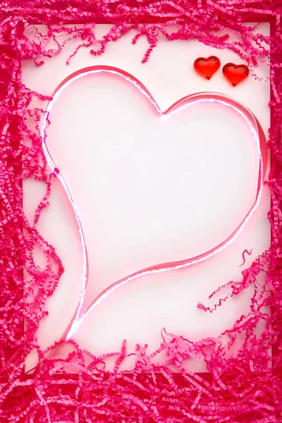 Coração Feito Fitas Uma Decoração Fundo Branco Corrugação Papel Rosa — Fotografia de Stock
