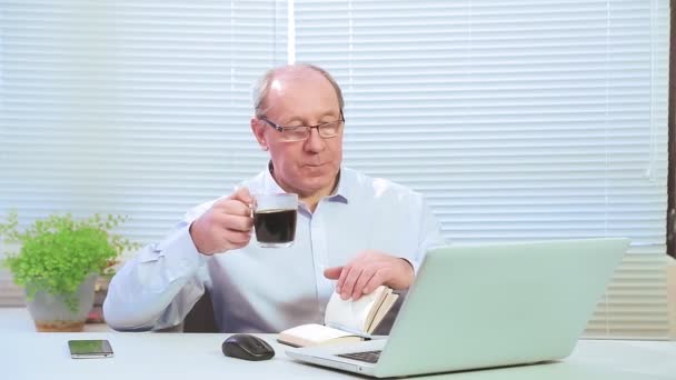 Executivo Masculino Com Óculos Escritório Computador Trabalha Bebe Café Plano — Vídeo de Stock