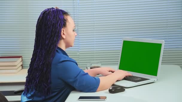 在办公室的电脑绿色屏幕上 有蓝色非洲辫子的女人与信息一起工作 中期计划 — 图库视频影像