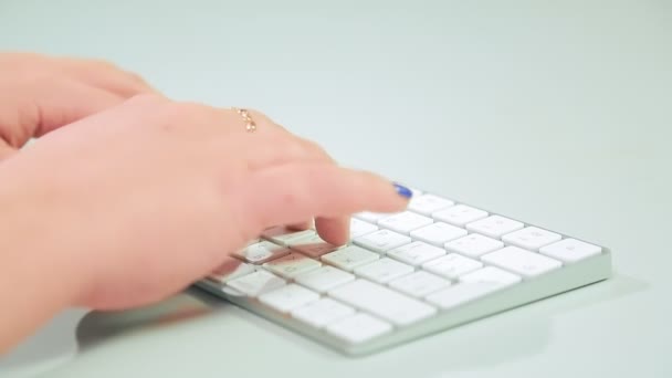 男性的手正在一个白色的无线键盘上打字 中期计划 — 图库视频影像