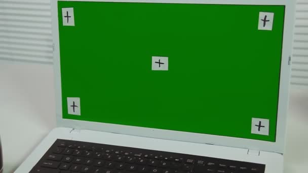 Rolety Biurowe Zielony Ekran Laptopa Stole Przedmiotami Roboczymi Plan Średni — Wideo stockowe