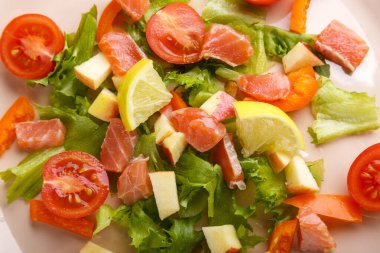 Somonlu salata, vişneli domates ve limonlu yakın plan. Yatay fotoğraf