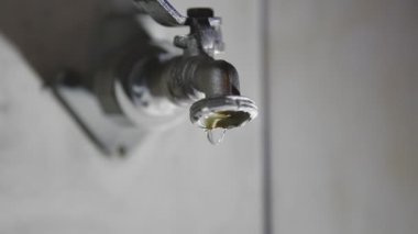 Musluktan su damlacıkları damlıyor. Ortam planı