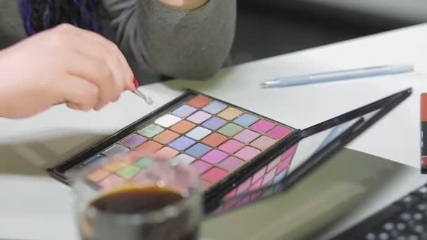 Área Trabalho Escritório Cosméticos Uma Paleta Sombras Uma Mulher Usa — Vídeo de Stock