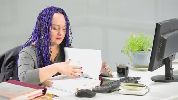Mulher Escritório Com Penteado Afro Azul Está Trabalhando Com Relatórios — Vídeo de Stock