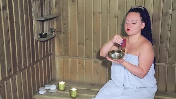 Nő a spa törölközőben afro fonat meditál éneklő tál — Stock videók