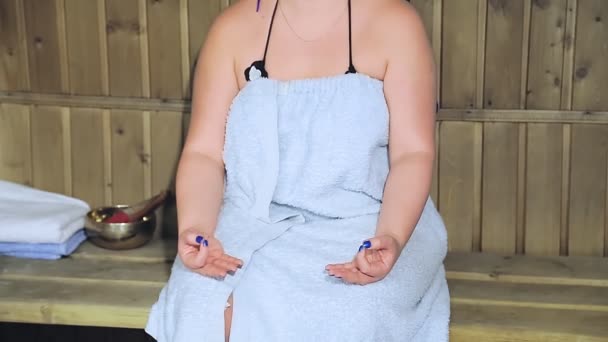 Een Vrouw Een Bad Een Handdoek Zonder Gezicht Mediteert Namaste — Stockvideo