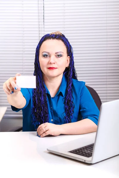 Eine Frau Büro Mit Blauen Afro Zöpfen Computer Hält Eine — Stockfoto