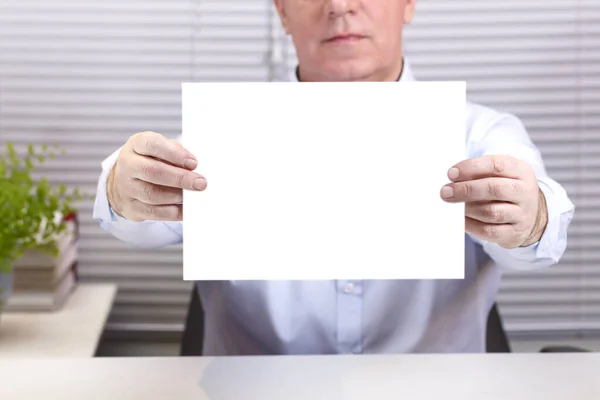 Bilgisayarın Ofisindeki Bir Adam Elinde Büyük Bir Tabela Tutuyor Yatay — Stok fotoğraf