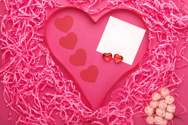 위에는 발렌타인데 장식용 종이와 리본으로 만들어 체형의 심장이 엽서와 분홍색 — 스톡 사진