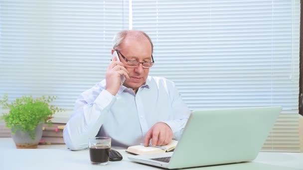 Hombre Con Gafas Oficina Computadora Trabaja Con Proyectos Plan Medio — Vídeos de Stock