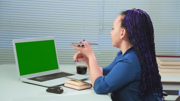 Mujer Con Trenzas Afro Azules Oficina Pantalla Verde Computadora Habla — Vídeos de Stock