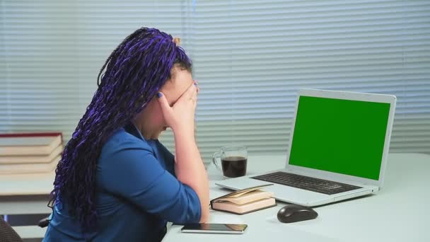 在一个工作日结束时 穿着蓝色非洲式辫子的疲惫女人在一个绿色屏幕电脑的办公室里 中期计划 — 图库视频影像
