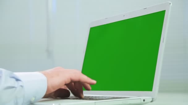 Männliche Hände Tippen Auf Einer Laptop Tastatur Mit Grünem Bildschirm — Stockvideo