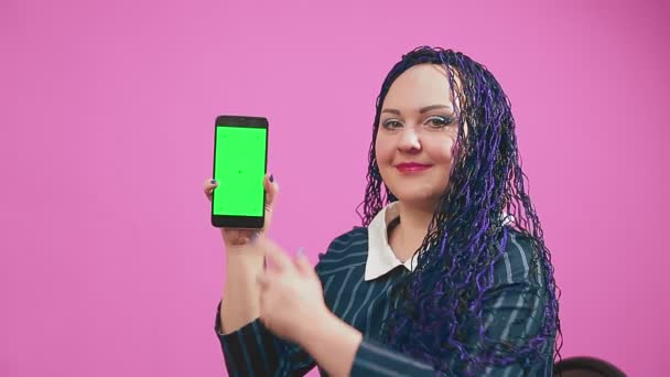 时髦的黑发犹太女人 蓝色的非洲辫子在智能手机屏幕上闪烁着绿叶 中期计划 — 图库视频影像